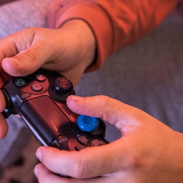 Consola Retro Voltio Fichines 9000 Juegos Incluidos 2 Joysticks