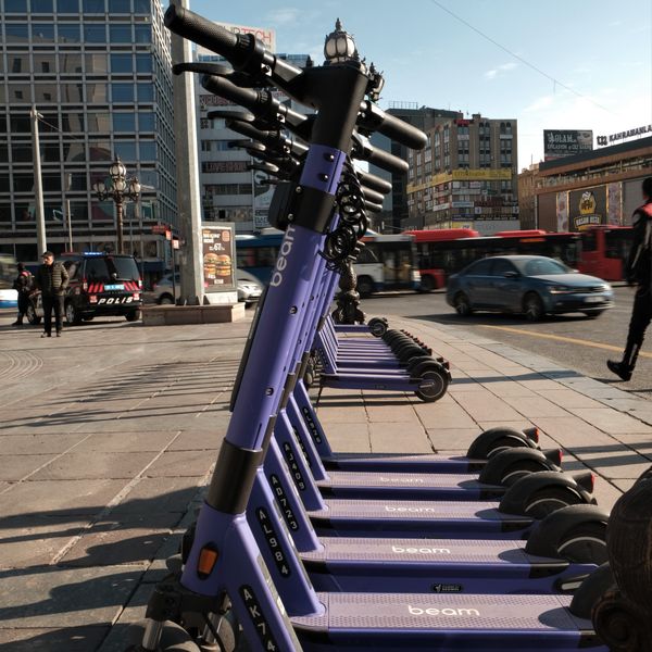 Monopatín Eléctrico Pampom Esquivá 25km/h 30km De Autonomía Plegable